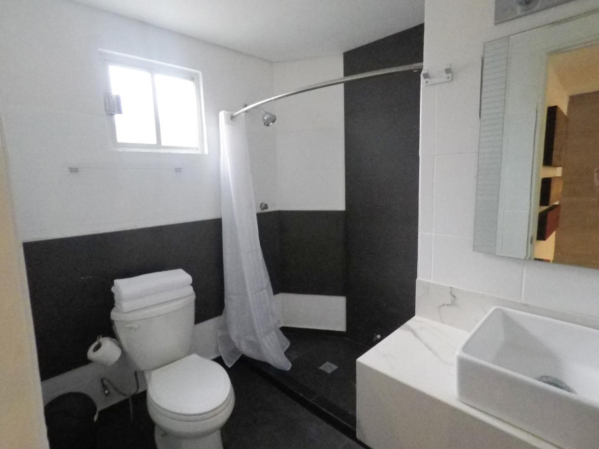 Casa Moderna Equipada 3 - Baño Afuera De La Habitación *