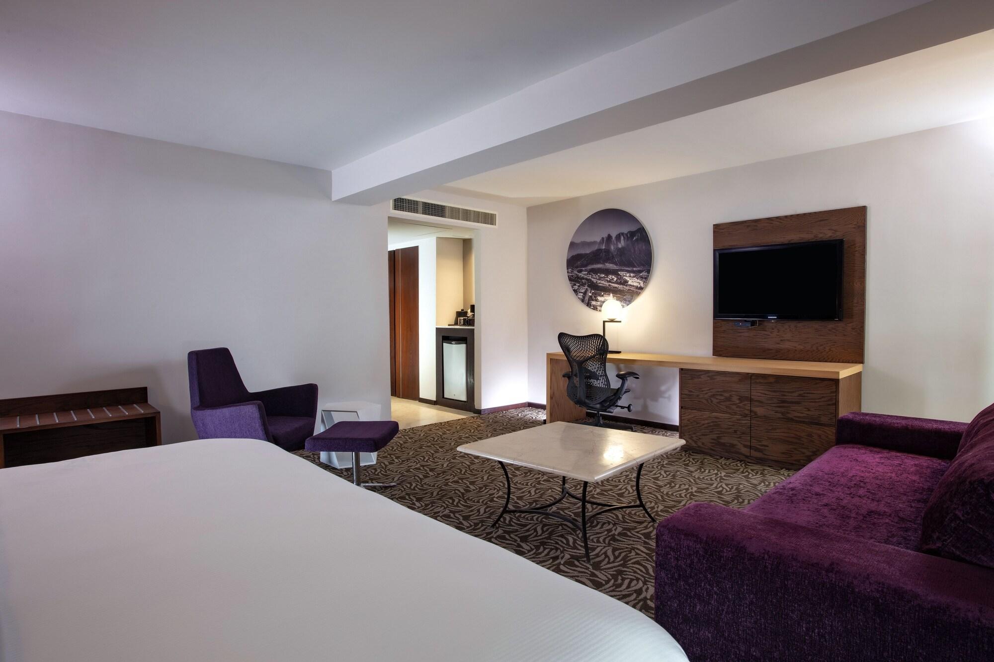 Krystal Urban San Jeronimo Hotel
