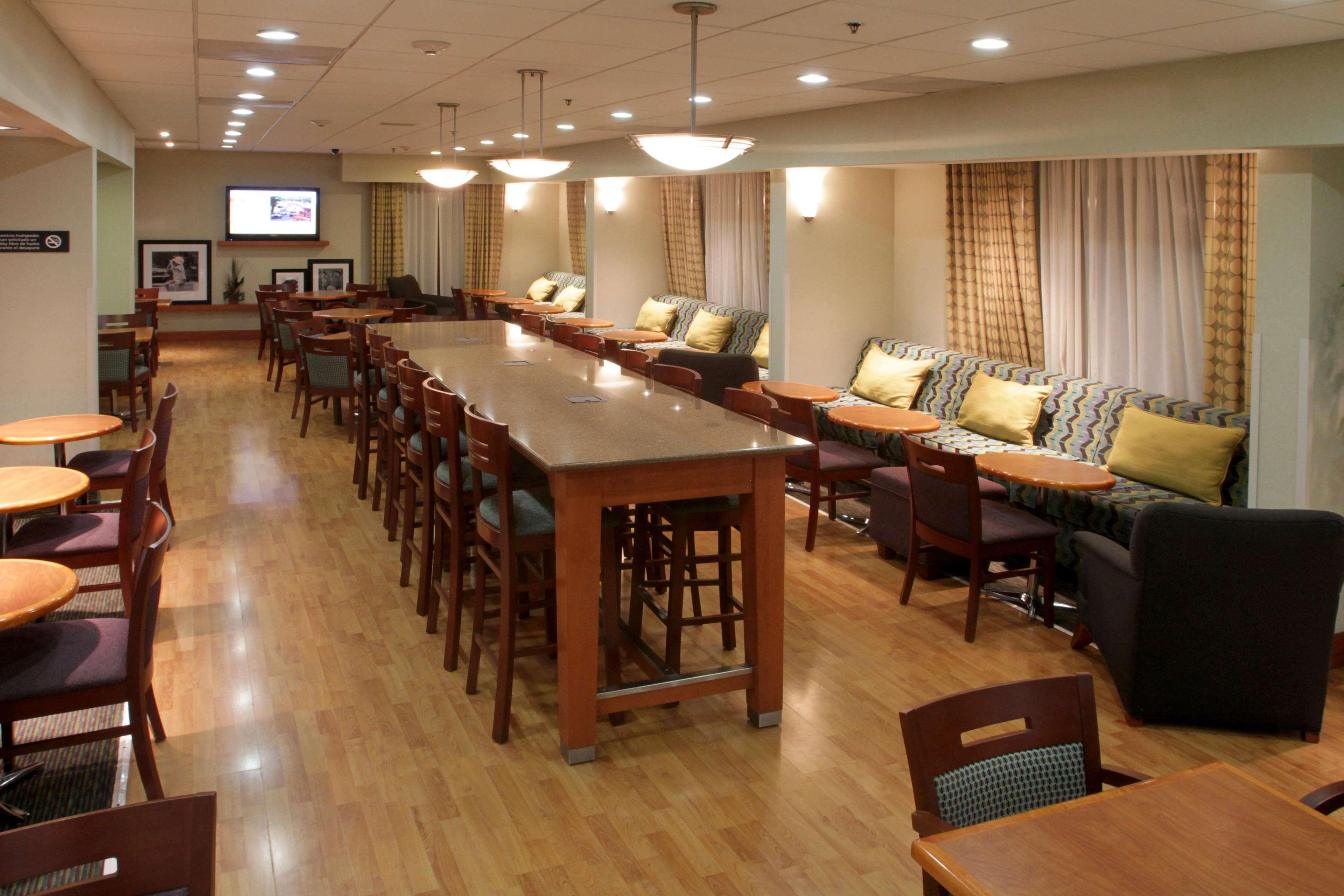Hampton By Hilton Galerías 4*