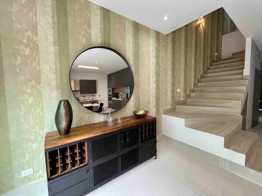 Amplia Casa De 5 Habitaciones, Estilo, Confort Y Diseno Unico Garantizados