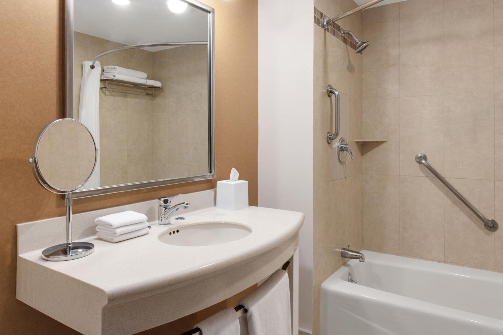 Four Points By Sheraton Galerias Hotel