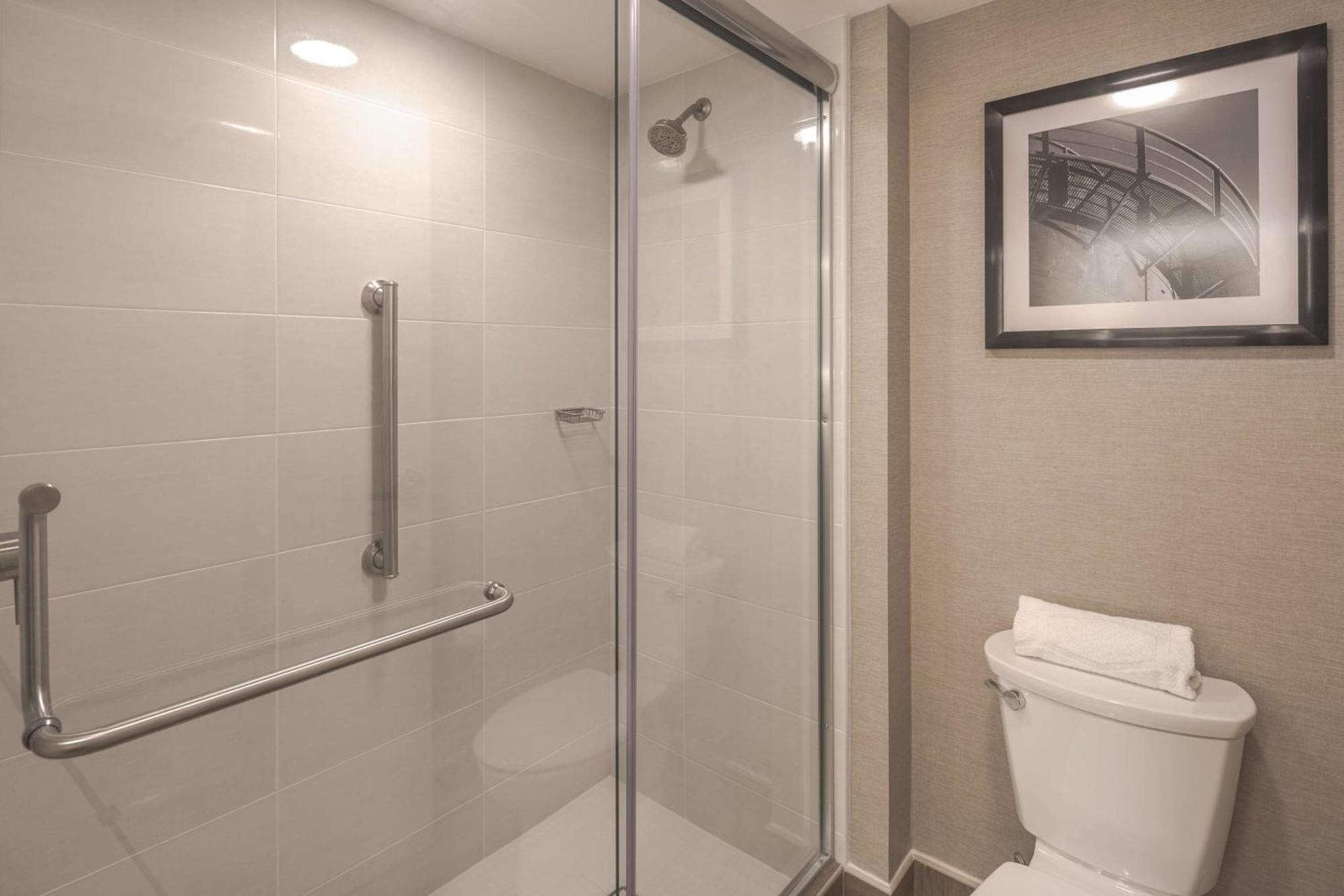 Hampton By Hilton Galerías 4*