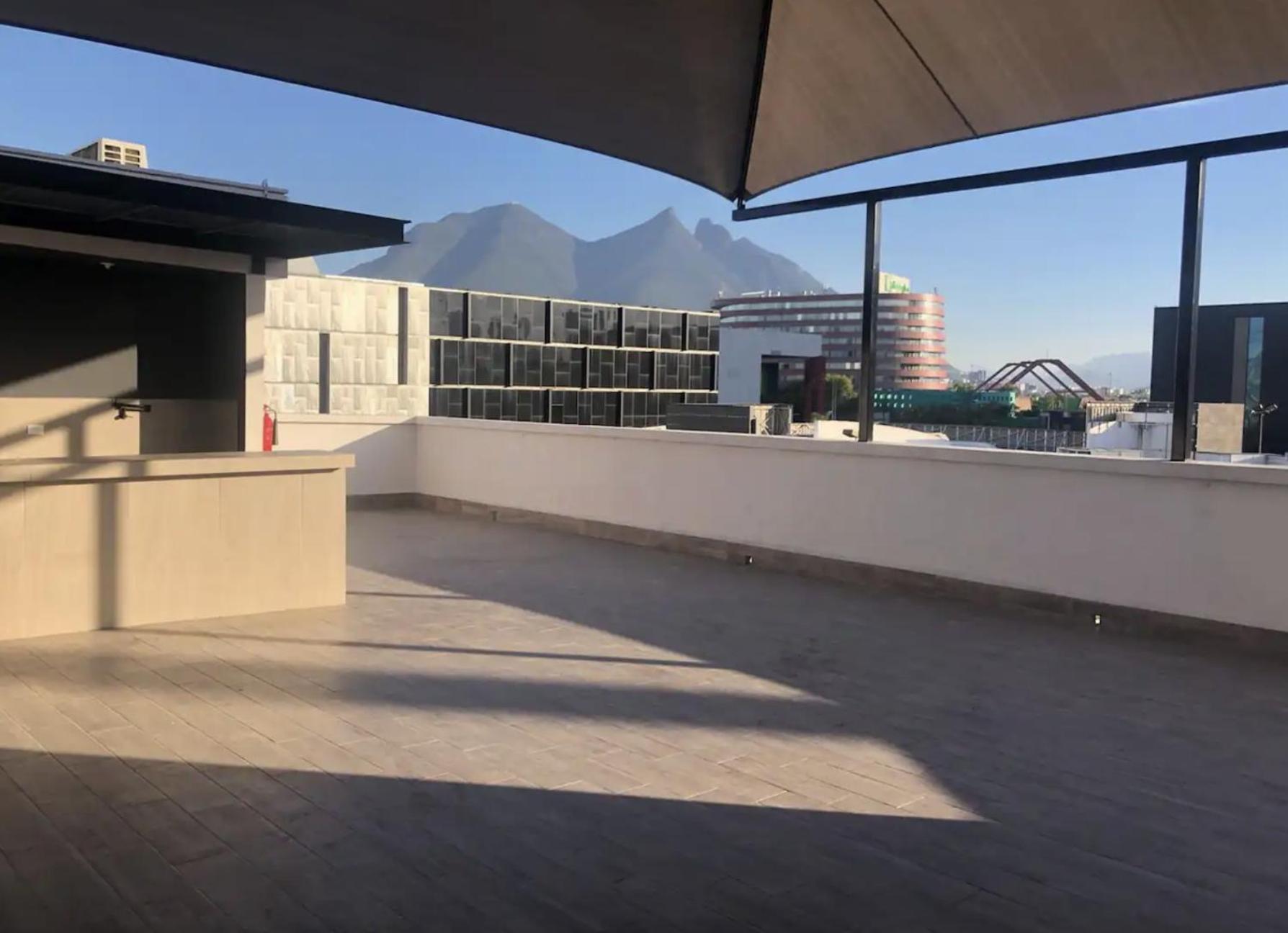 Hotel cápsula Adhoc Cintermex 2*