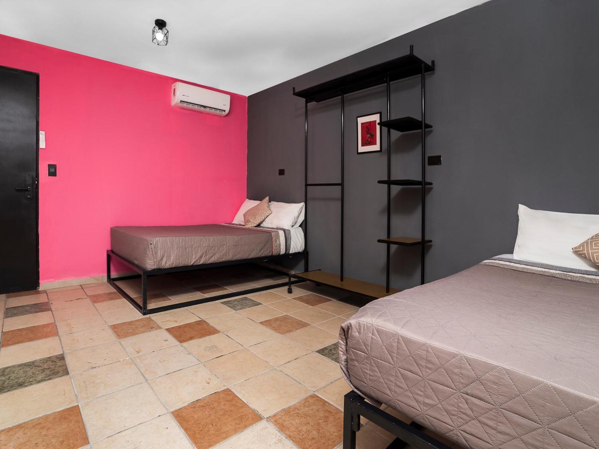 Hotel cápsula Adhoc Cintermex 2*
