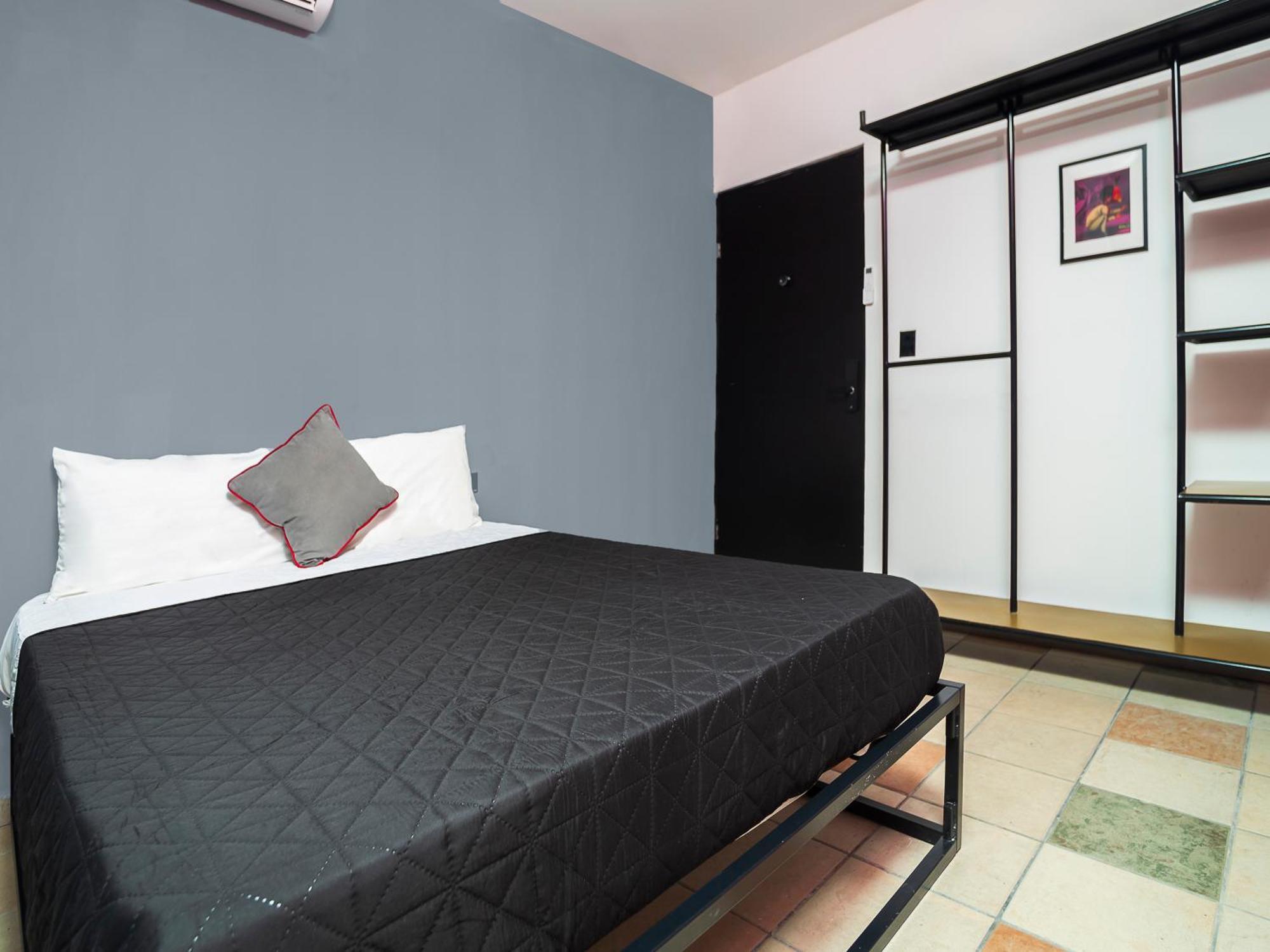 Adhoc Cintermex Hotel cápsula 2*