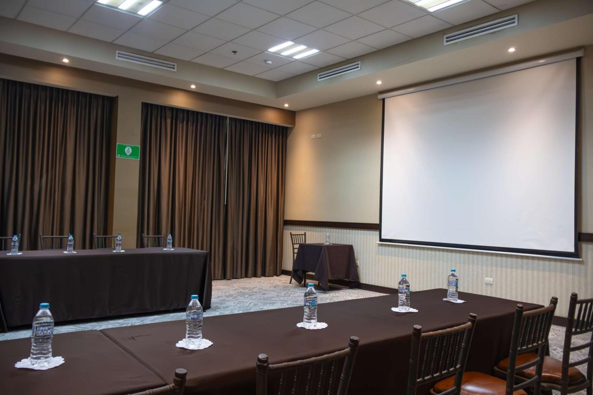 Western Premier Aeropuerto Hotel 5*