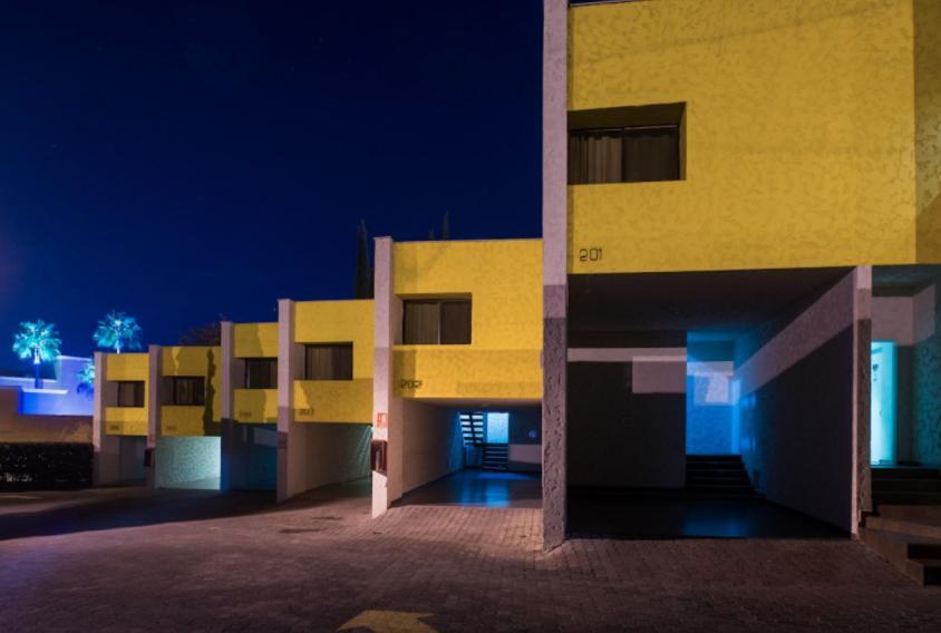 De La Montana Motel *