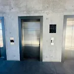 Modern Apartment Steps From Santa Lucia 2Bds/6 Pax
