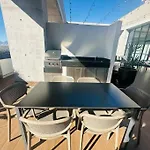 Modern Apartment Steps From Santa Lucia 2Bds/6 Pax