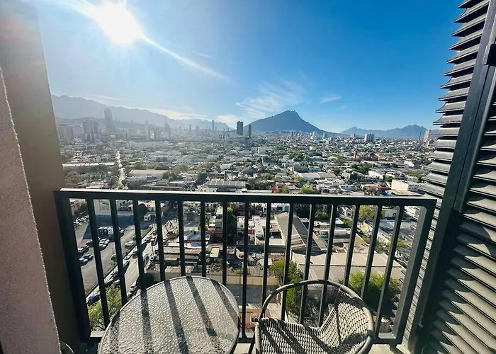 Modern Apartment Steps From Santa Lucia 2Bds/6 Pax