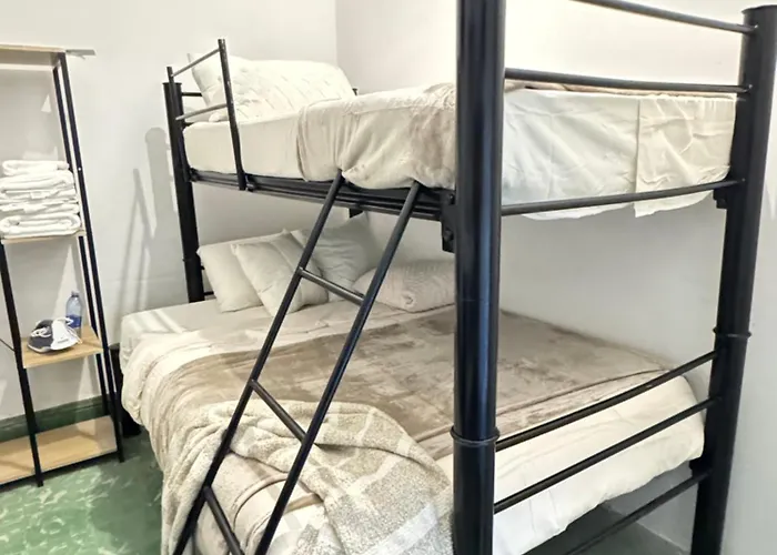 Habitacion Con Dos Camas Y Servicios
