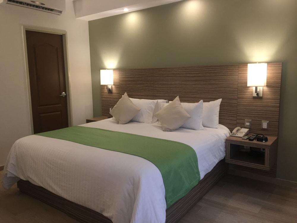Wyndham Garden Valle Real Hotel 3*