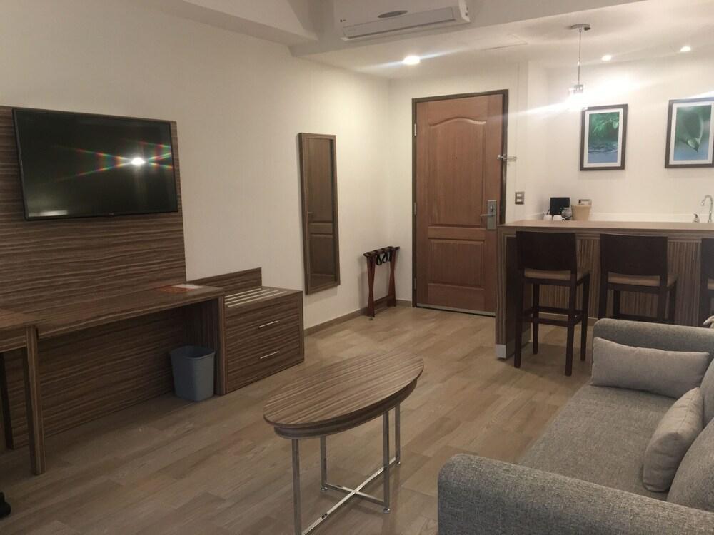 Wyndham Garden Valle Real Hotel 3*
