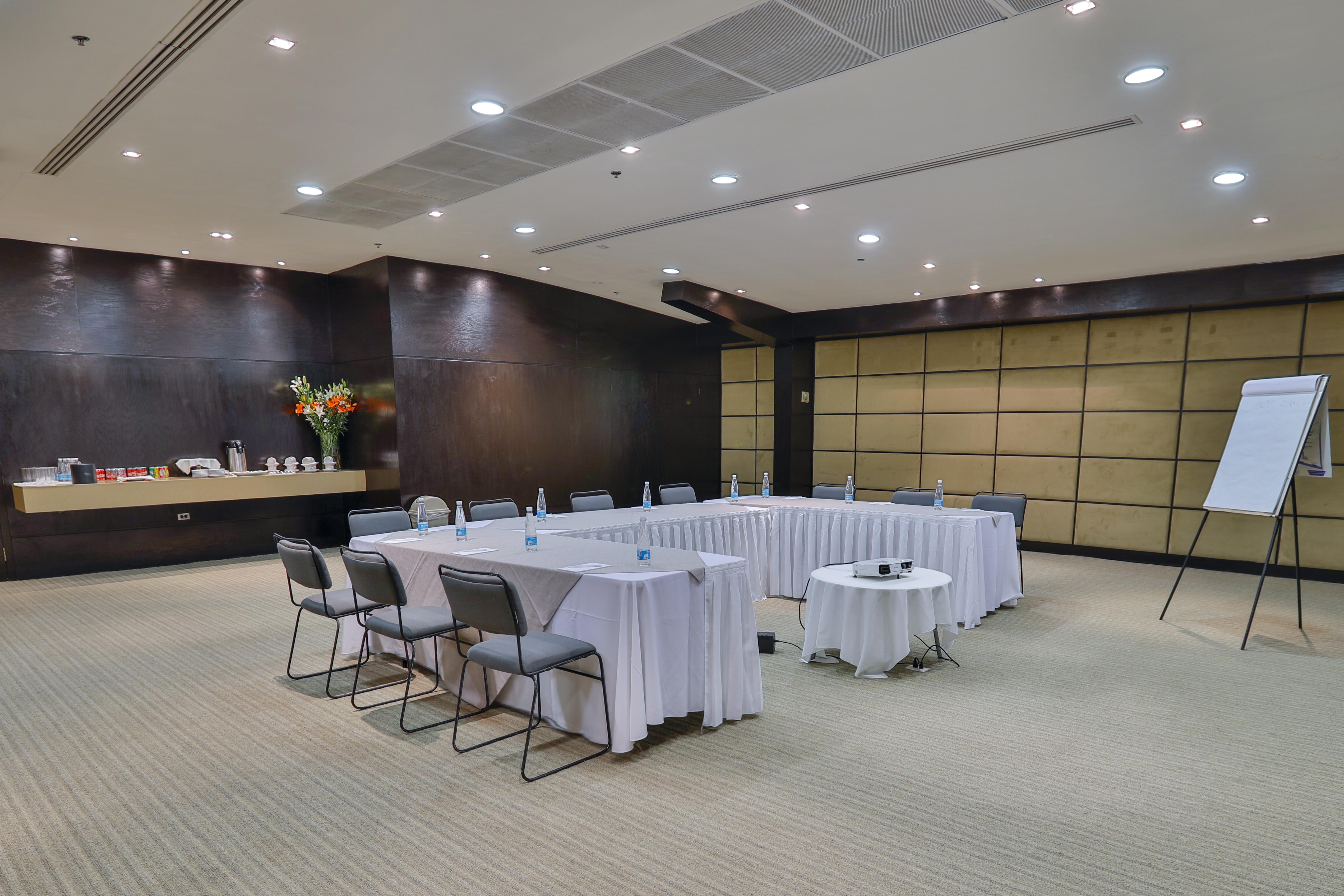 Antaris Cintermex Hotel 4*