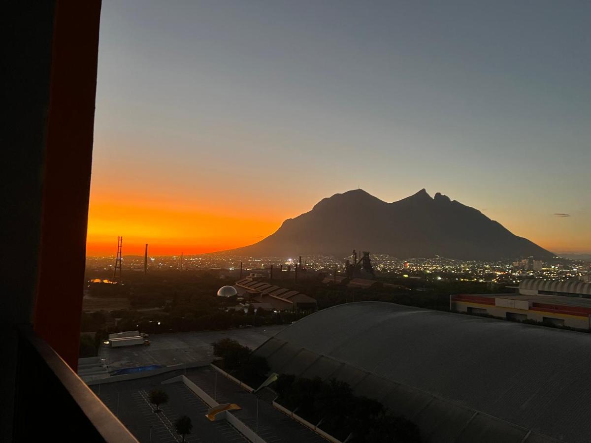 Industrial Stylish 3-br. & Views In Front Of Parque Fundidora & Arena Mty Apartamento