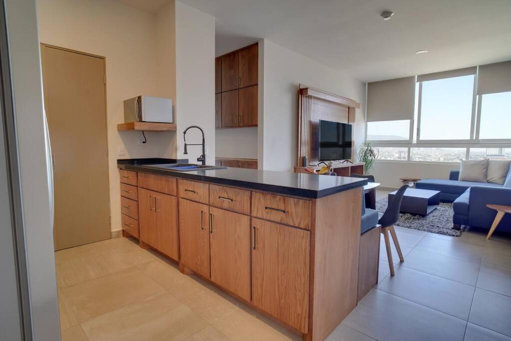 Luxury Modern New 2br Gym Pool 3mins Spgg