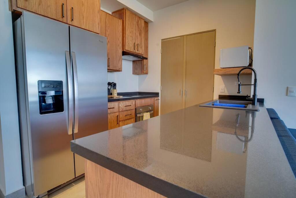 Luxury Modern New 2br Gym Pool 3mins Spgg
