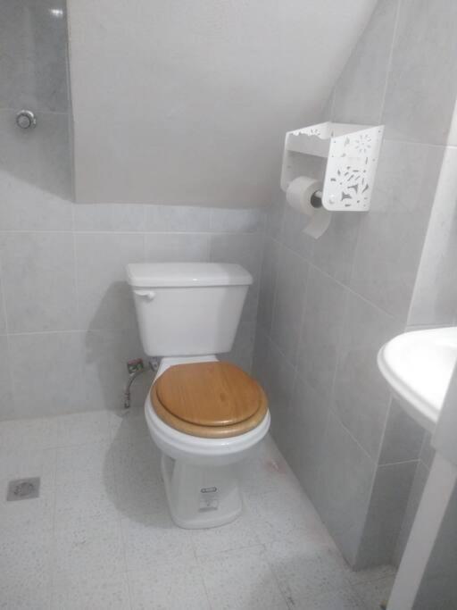 Recamara Comodisima Y Pequena