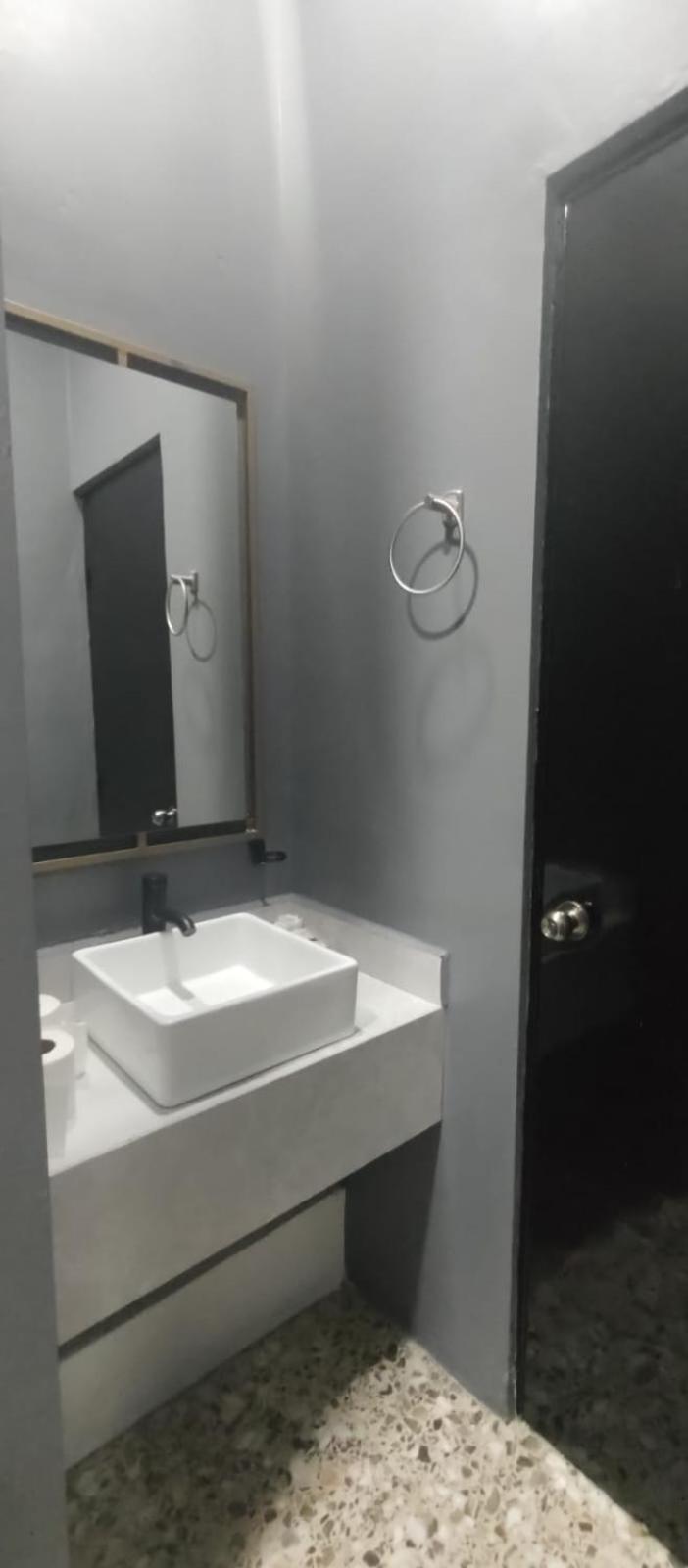 Unidades Privadas Con Ac-tv-wifi Y Estacionamiento En Centro De Mty Apartahotel *