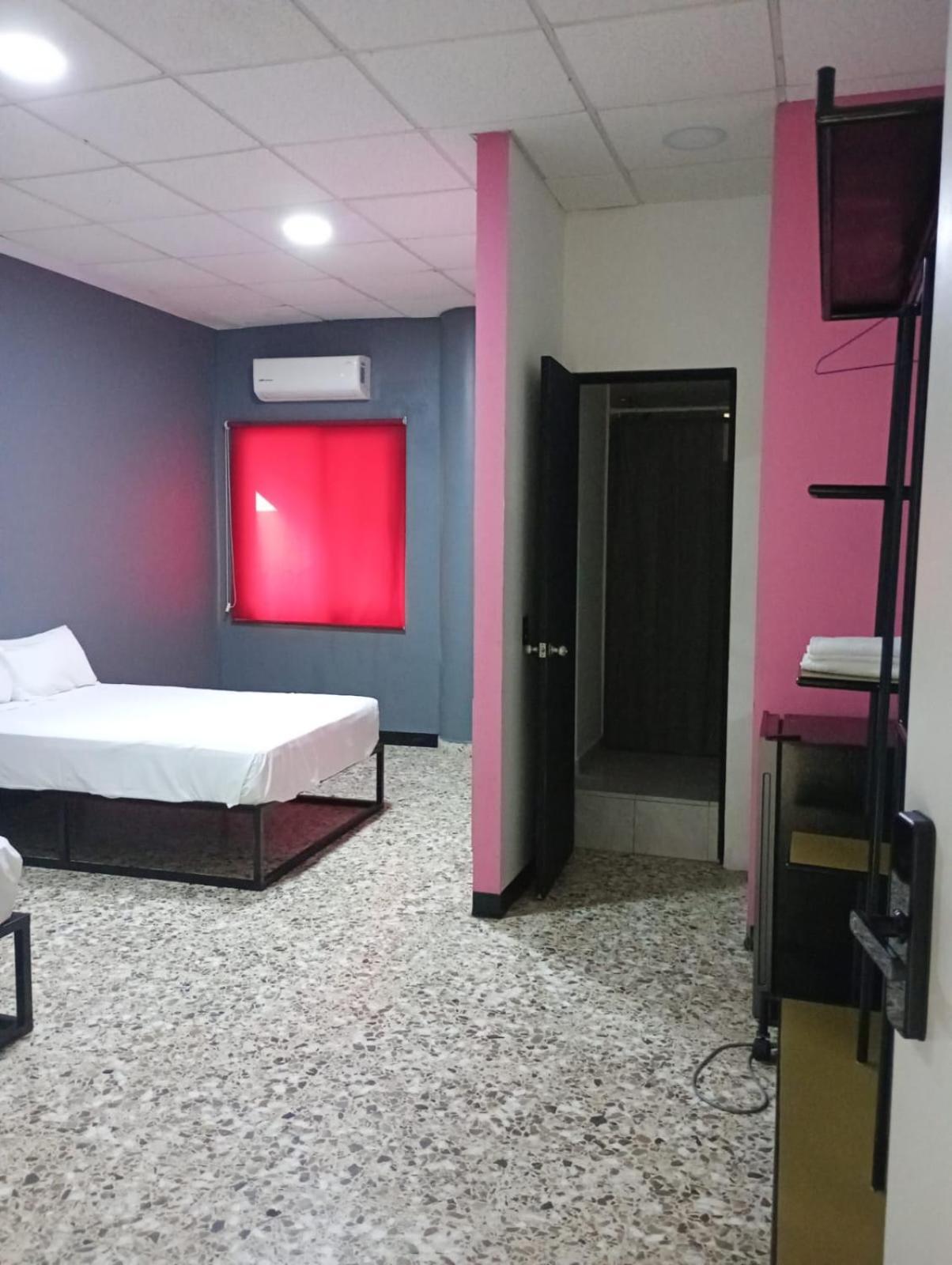 Unidades Privadas Con Ac-tv-wifi Y Estacionamiento En Centro De Mty *