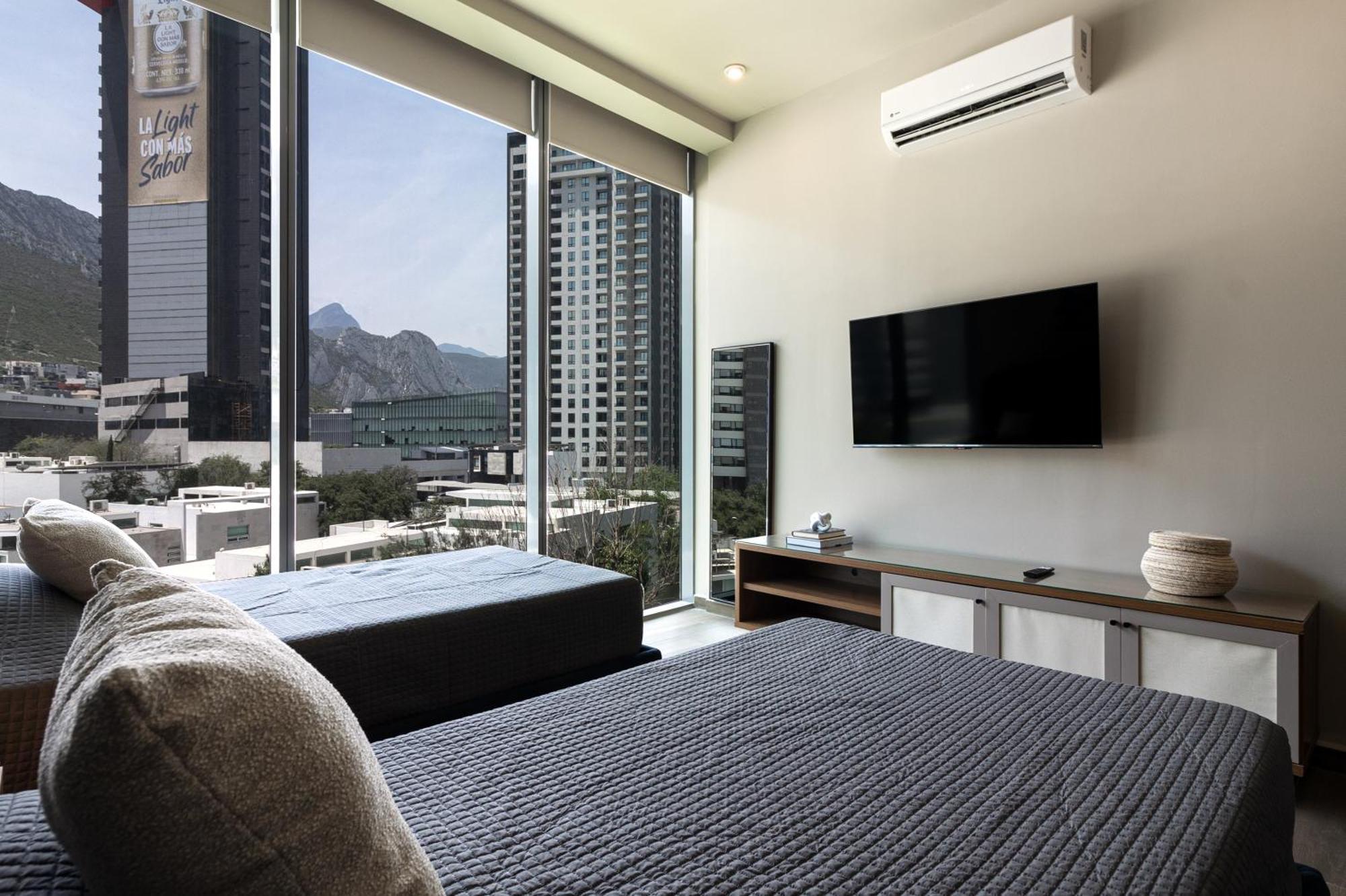 Modern With Pool And Mountain Views
