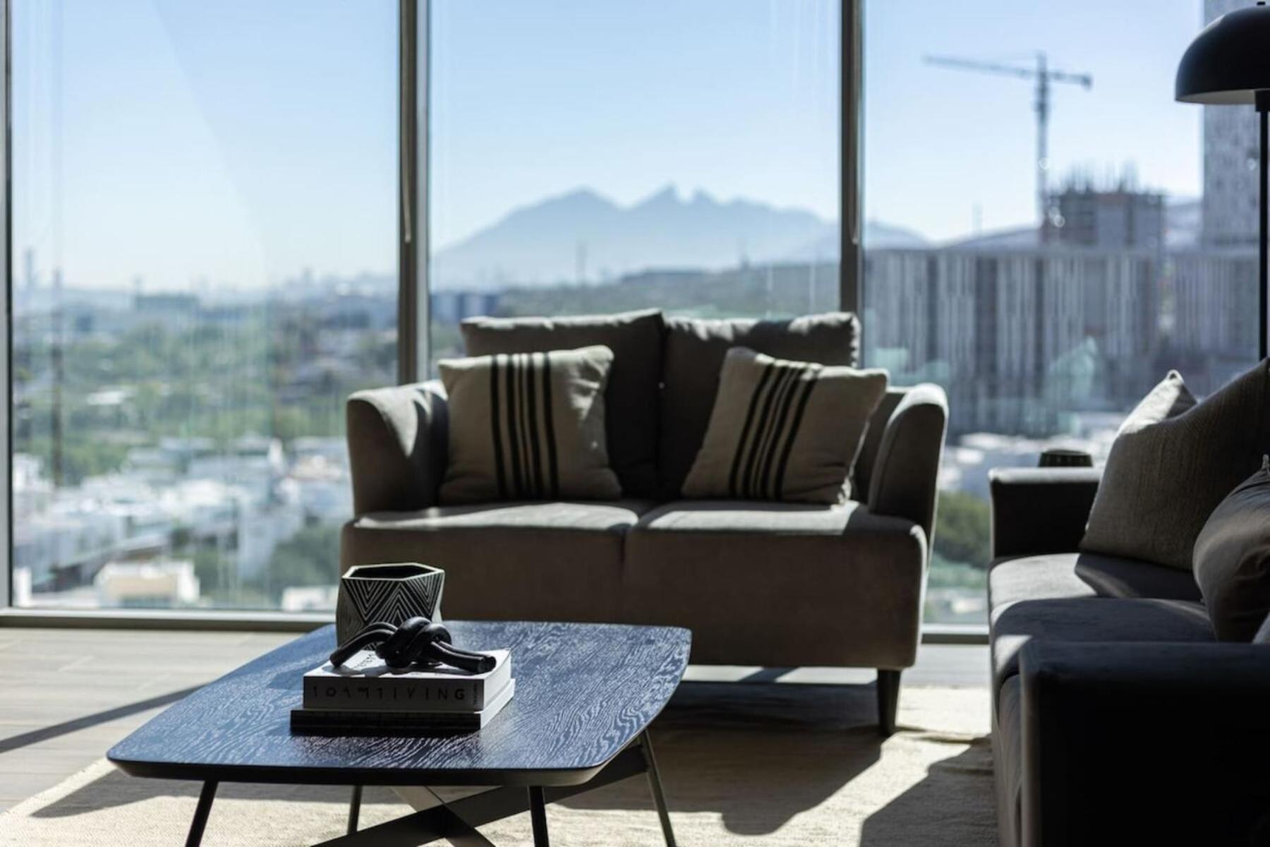 Modern With Pool And Mountain Views