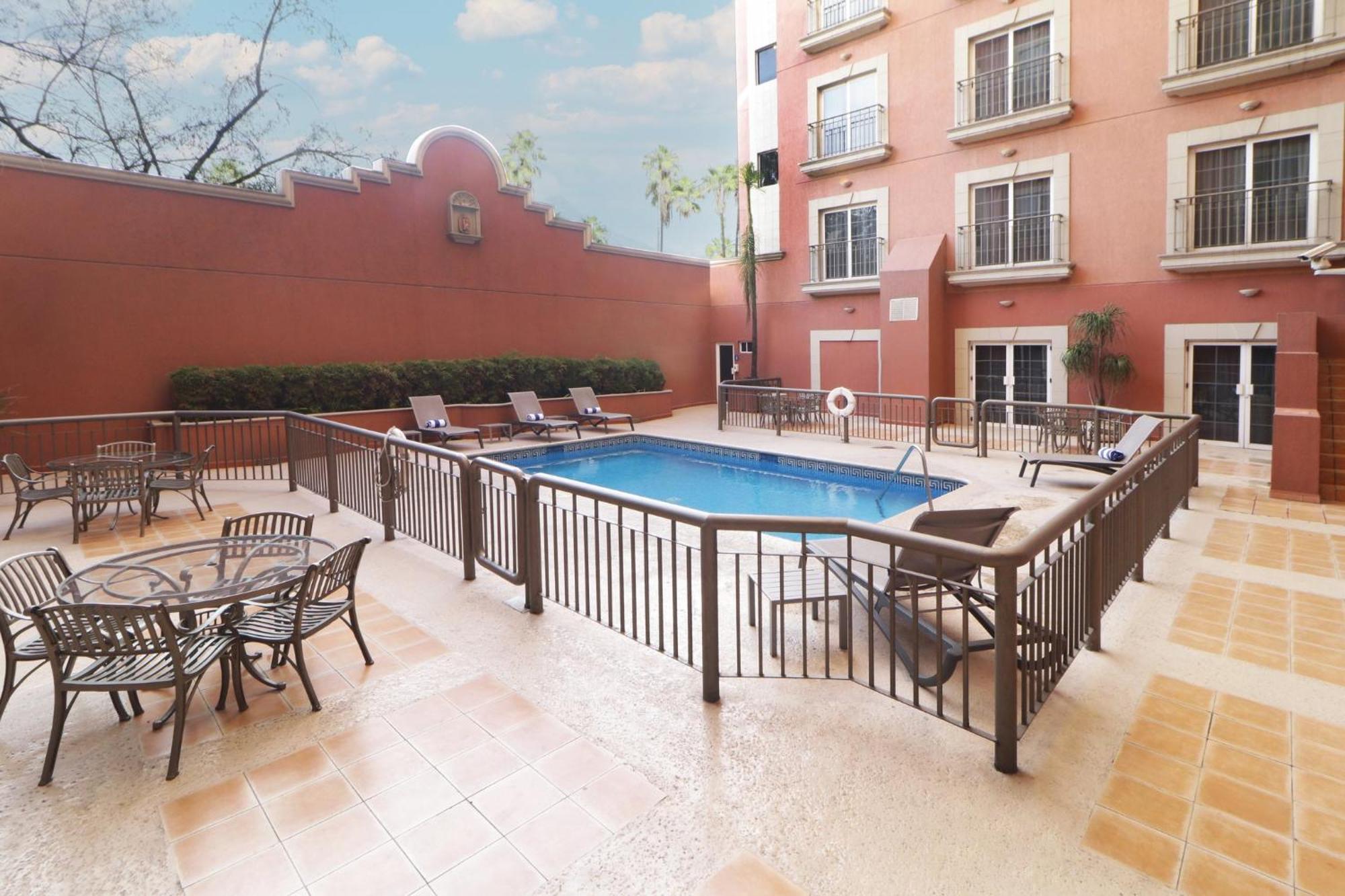 Hotel Express Galerias-san Jeronimo, An Ihg 4*