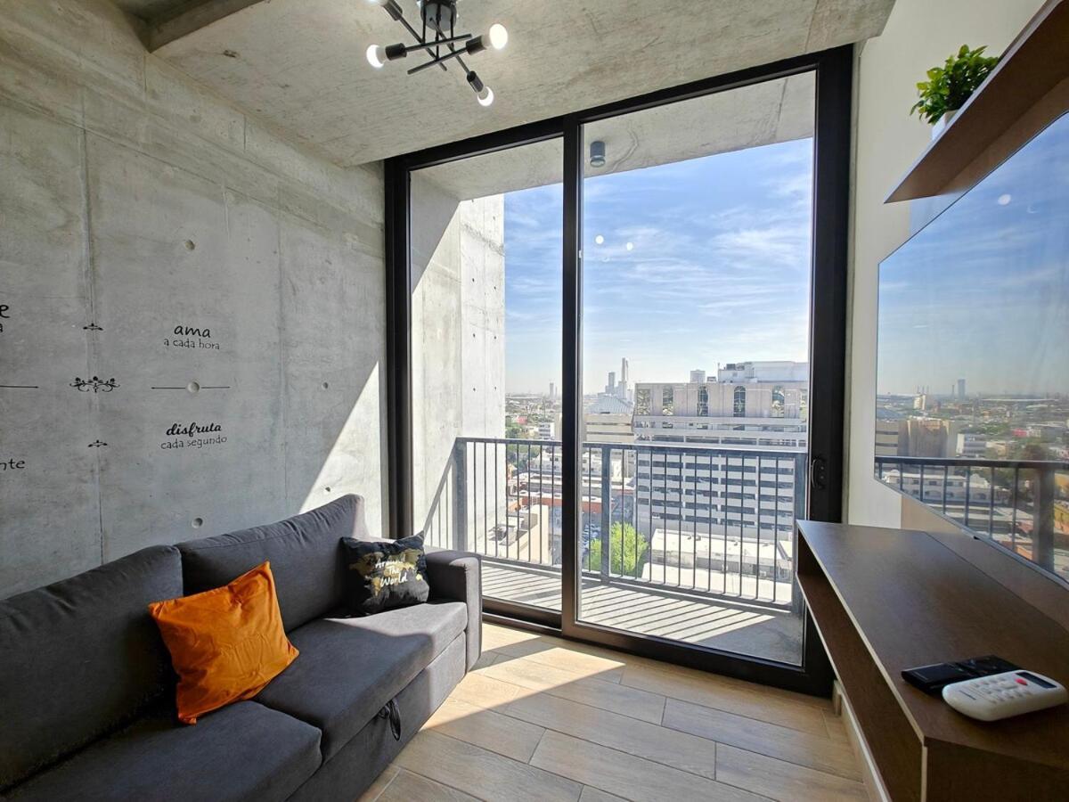 Lux 2 Bedroom Apartment, Swimming Pool, Gym And Free Parking Spot In Downtown *
