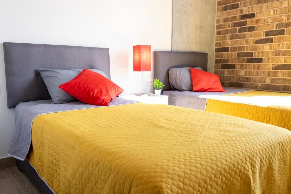 Lux 2 Bedroom Apartment, Swimming Pool, Gym And Free Parking Spot In Downtown *