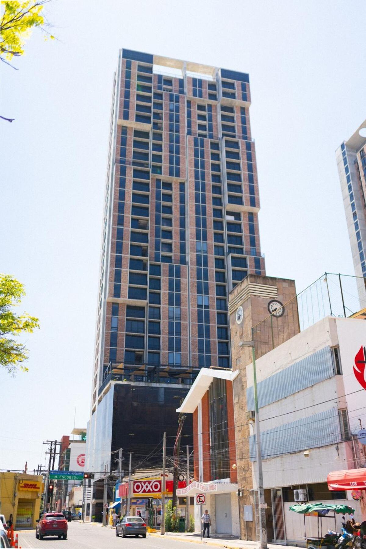 Lux 2 Bedroom Apartment, Swimming Pool, Gym And Free Parking Spot In Downtown