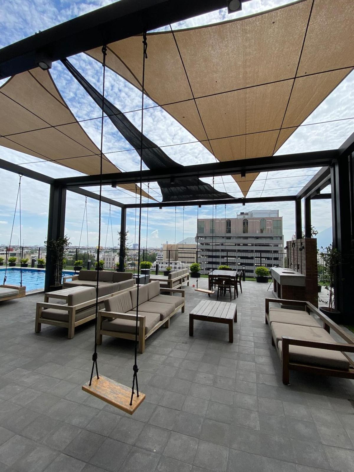 Lux 2 Bedroom Apartment, Swimming Pool, Gym And Free Parking Spot In Downtown