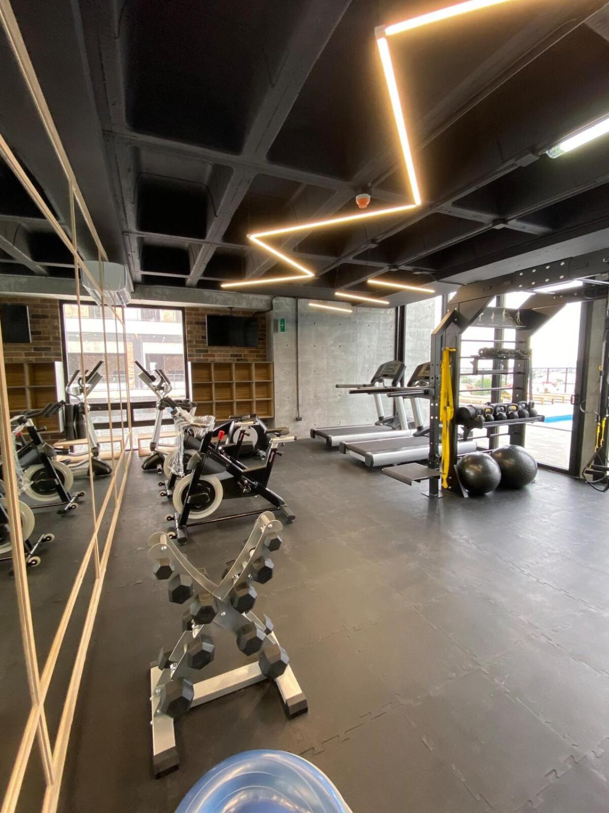 Lux 2 Bedroom Apartment, Swimming Pool, Gym And Free Parking Spot In Downtown