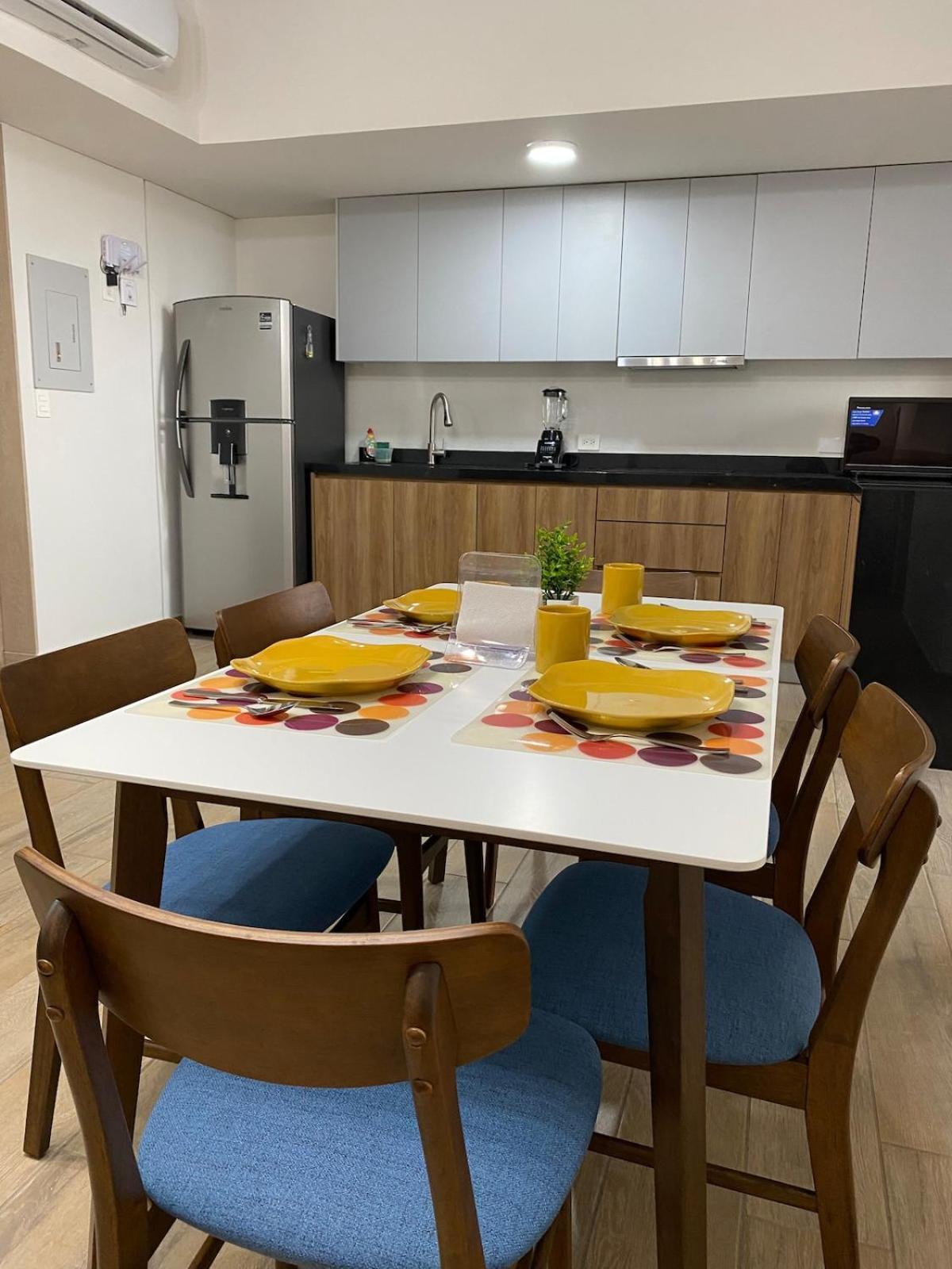 Lux 2 Bedroom Apartment, Swimming Pool, Gym And Free Parking Spot In Downtown