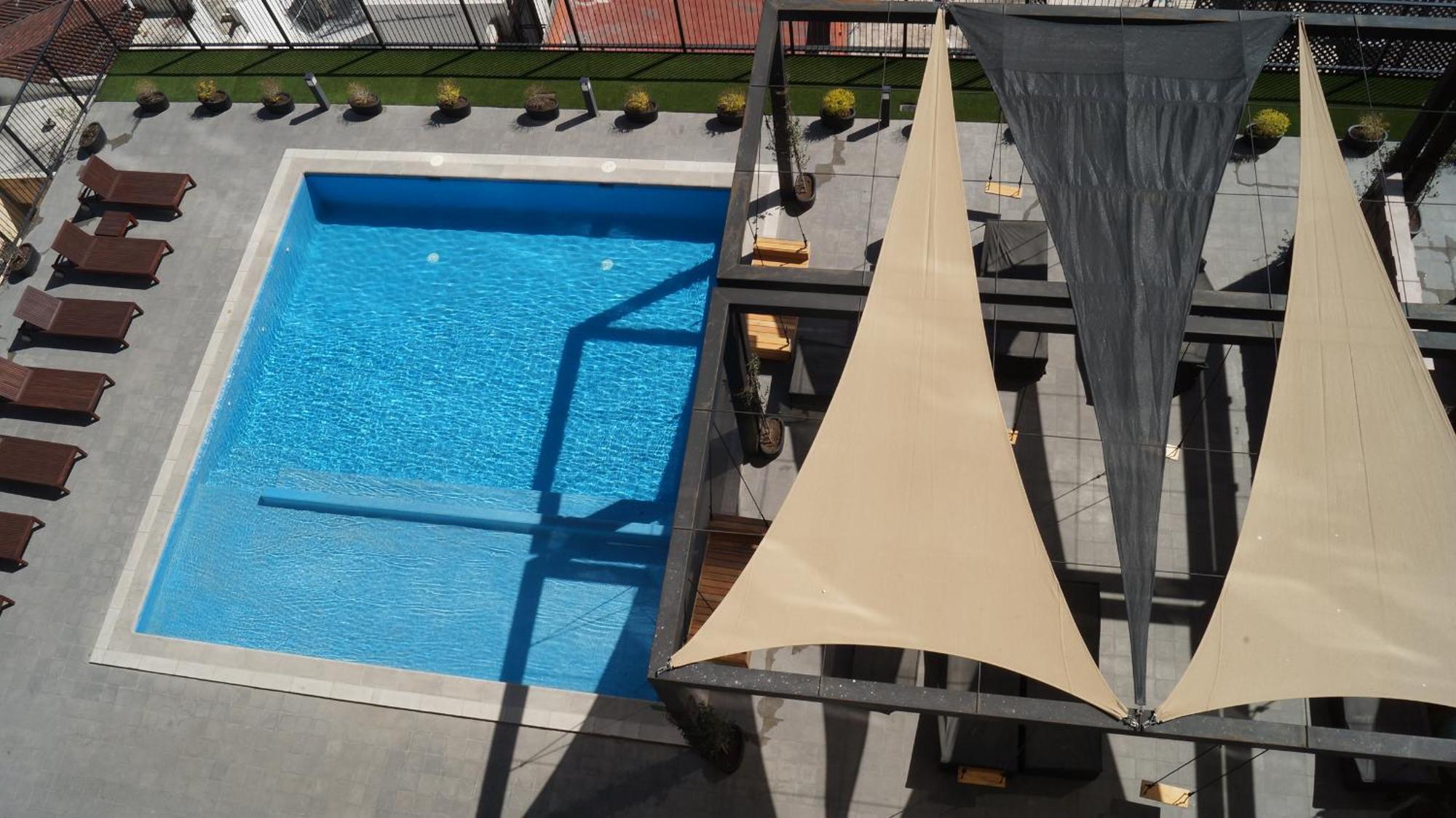 Lux 2 Bedroom Apartment, Swimming Pool, Gym And Free Parking Spot In Downtown