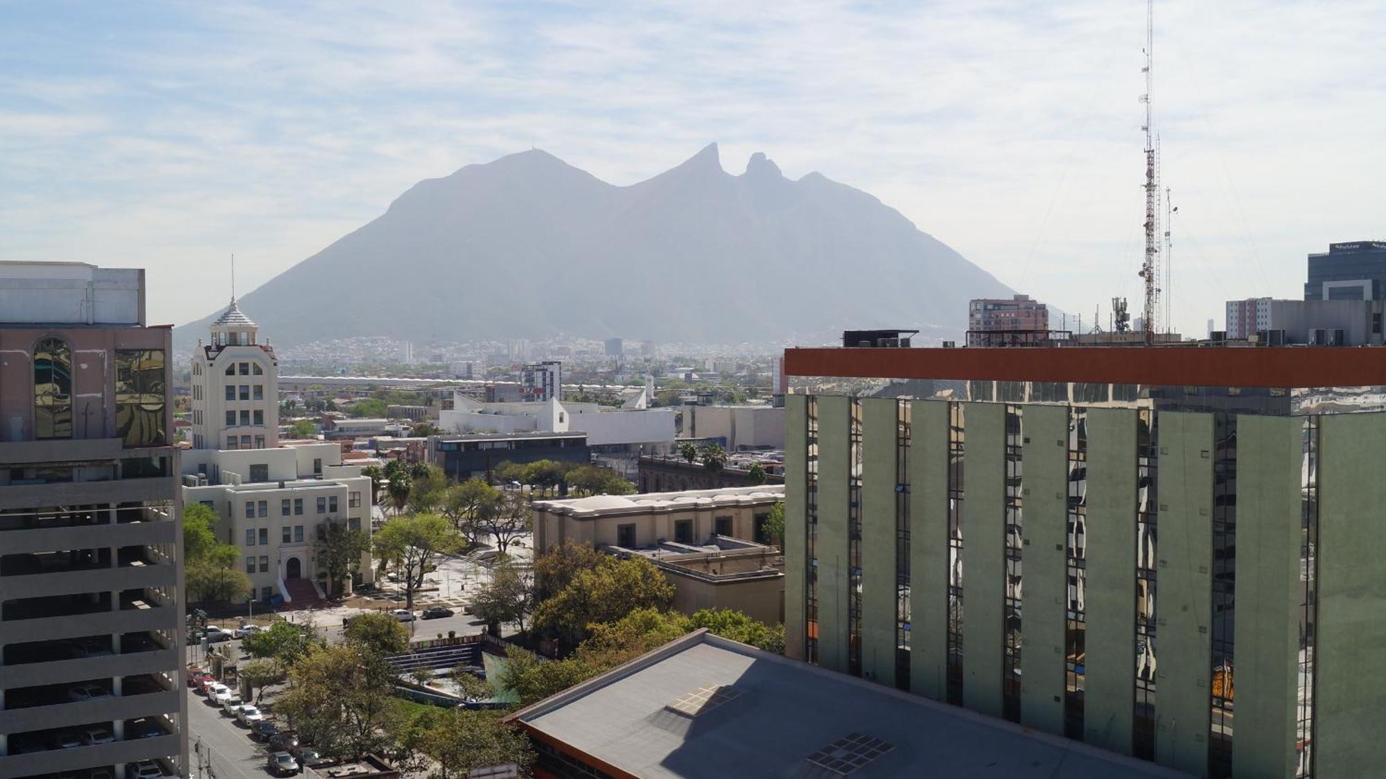 Lux 2 Bedroom Apartment, Swimming Pool, Gym And Free Parking Spot In Downtown Monterrey