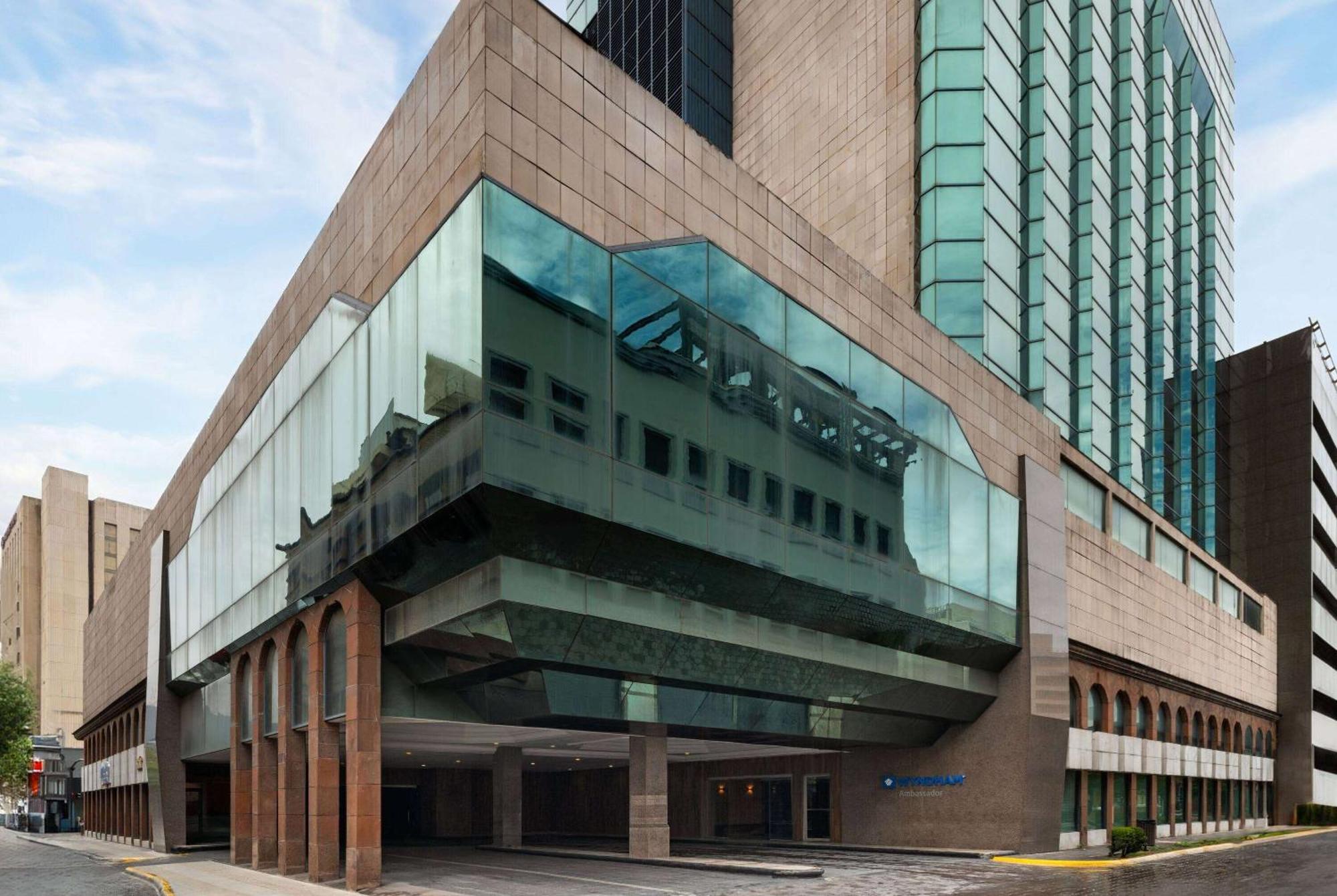 Hotel Wyndham Ambassador Centro 4*