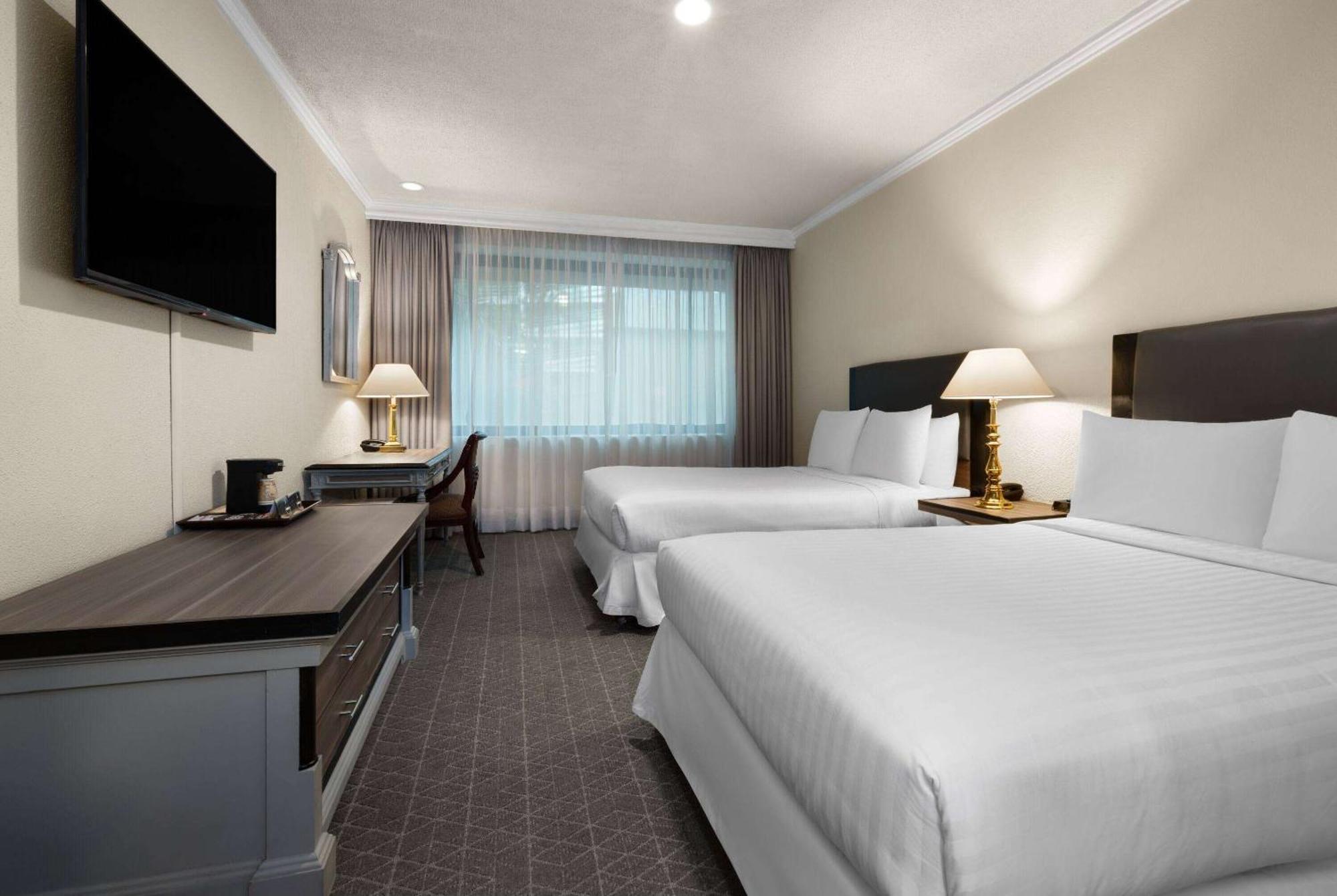 Wyndham Ambassador Centro Hotel 4*